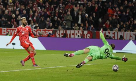 Penyerang Bayern Munchen Eric Maxim Choupo-Moting (kiri) saat menjebol gawang PSG di Liga Champions