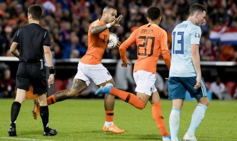 Penyerang Belanda Memphis Depay (kedua kiri) seusai menjebol gawang Irlandia Utara.) s