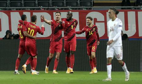 Penyerang Belgia Romelu Lukaku (ketiga kanan) merayakan gol ke gawang Denmark bersama rekan-rekannya.