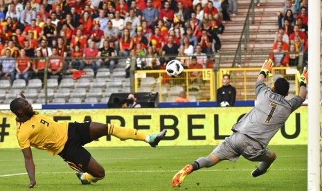 Penyerang Belgia Romelu Lukaku (kiri) saat menjebol gawang Kosta Rika yang dikawal Keylor Navas.