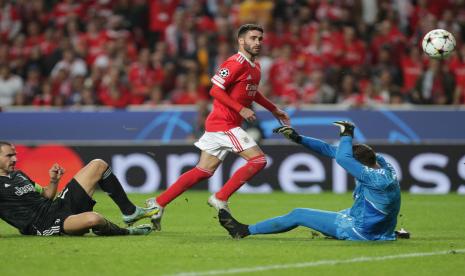 Penyerang Benfica Rafa Silva (tengah) saat menjebol gawang Juventus dalam laga Grup H Liga Champions di Estadio da Luz.