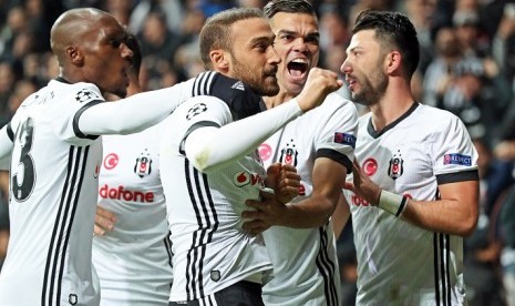 Penyerang Besiktas, Cenk Tosun (kedua kiri) merayakan golnya ke gawang AS Monaco pada pertandingan Liga Champions, Kamis (2/11) dini hari WIB. Kedua tim bermain imbang 1-1.