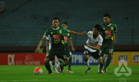 Penyerang Bhayangkara Surabaya United Rudi Widodo (kiri) membawa bola dikejar pemain Bali United.