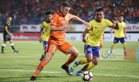 Penyerang Borneo FC Shane Smeltz (kiri)