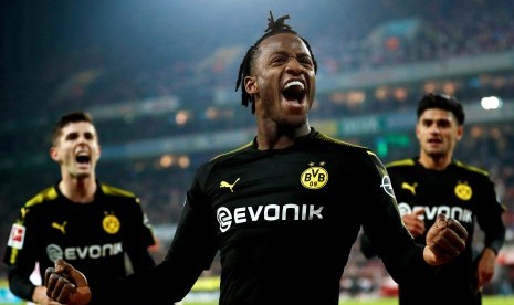 Penyerang Borussia Dortmund Michy Batshuayi (tengah) merayakan bersama rekan setimnya setelah mencetak gol kedua timnya. Dortmund menang 3-2 atas FC Cologne pada lanjutan Bundesliga 2017/2018 di Cologne, Jerman, Sabtu (3/2) dini hari WIB. 