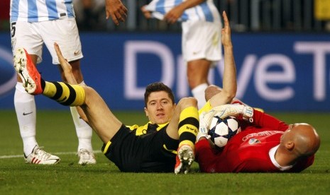 Penyerang Borussia Dortmund Robert Lewandowski gagal menyarangkan bola ke gawang kiper Malaga Willy Caballero pada laga perempat final leg pertama Liga Champions di La Rosaleda, Kamis (4/4) dini hari WIB.