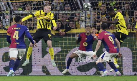 Penyerang Borussia Dortmund Serhou Guirassy (kanan) mencetak gol ke gawang Barcelona pada pertandingan leg kedua Liga Champions di SIgnal Iduna Park, Dortmund, Rabu (16/4/2025) dini hari WIB.
