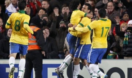 Penyerang Brasil, Fred, mendapatkan pelukan dari rekan-rekannya usai mencetak gol penyama kedudukan atas Rusia pada laga persahabatan, Selasa (26/3) dini hari WIB.