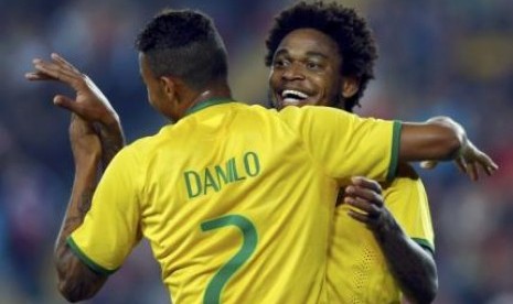 Penyerang Brasil Luiz Adriano merayakan gol bunuh diri bek Turki Semih Kaya dengan rekannya Danilo dalam laga persahabatan di Istanbul, Kamis (13/11) dini hari WIB.