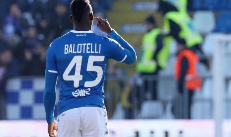 Penyerang Brescia Mario Balotelli.