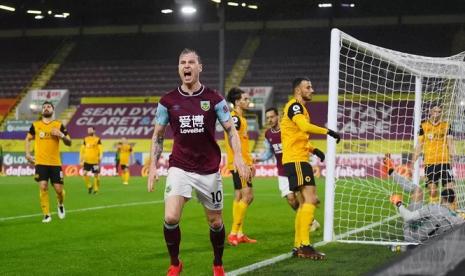 Penyerang Burnley Ashley Barnes merayakan golnya ke gawang Wolverhampton dalam lanjutan Liga Inggris di Stadion Turf Moor, Burnley, Inggris, Senin (21/12/2020) waktu setempat.