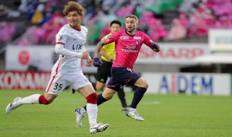 Penyerang Cerezo Osaka Adam Taggart (kanan) yang membela timnas Australia.