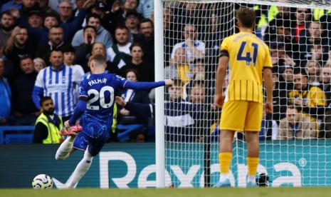 Penyerang Chelsea Cole Palmer menjebol gawang Brighton and Hove Albion lewat tendangan penalti dalam lanjutan Liga Primer Inggris di Stadion Stamford Bridge, London, Sabtu (28/9/2024). Chelsea menang 4-2.