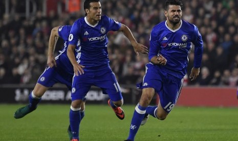 Penyerang Chelsea, Diego Costa (kanan) dan Pedro merayakan gol ke gawang Southampton pada laga Liga Primer Inggris di stadion St Mary, Senin (31/10) dini hari WIB. 