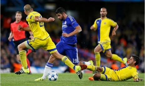 Penyerang Chelsea Diego Costa melewati penjagaan sejumlah pemain Maccabi Tel Aviv