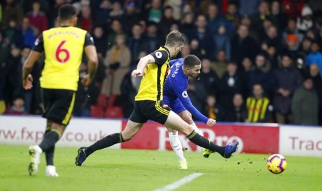 Penyerang Chelsea Eden Hazard (kanan) melepas tembakan saat melawan Watford.