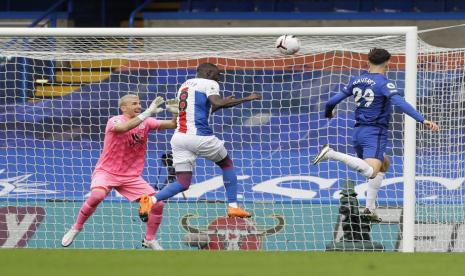 Penyerang Chelsea Kai Havertz (kanan) menanduk bola saat melawan Crystal Palace dalam pertandingan Liga Primer Inggris, Sabtu (3/10).