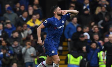 Penyerang Chelsea Olivier Giroud berselebrasi seusai menjebol gawang Everton.