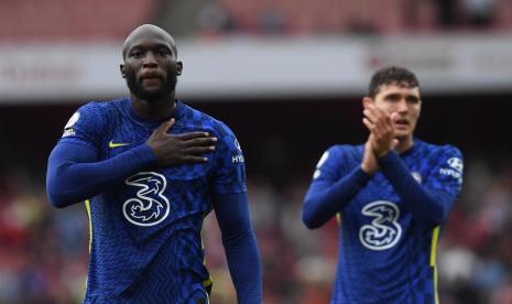 Penyerang Chelsea Romelu Lukaku (kiri) merayakan golnya ke gawang Arsenal.