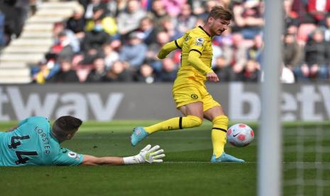  Penyerang Chelsea Timo Werner berhasil melewati dan membobol gawang yang dijaga kiper Southampton Fraser Forster.