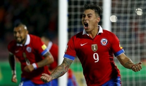 Penyerang Cile Eduardo Vargas berselebrasi setelah mencetak gol ke gawang Brasil dalam kualifikasi Piala Dunia 2018.