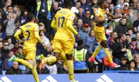 Penyerang Crystal Palace Wilfried Zaha (kanan) melakukan selebrasi setelah menjebol gawang Chelsea.