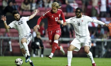  Penyerang Denmark Kasper Dolberg (tengah) sedang membawa yang kemudian berusaha dicegah dua pemain Georgia dalam Kualifikasi UEFA EURO 2020, di Telia Parken, Kopenhagen, Denmark