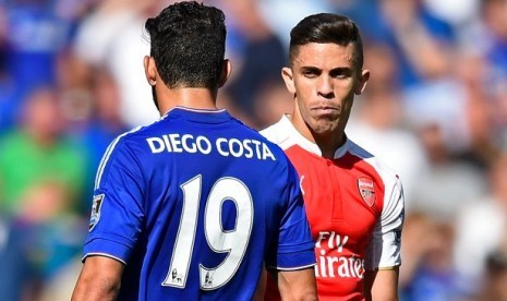 Penyerang Diego Costa terlibat bentrok dengan Gabriel Paulista.