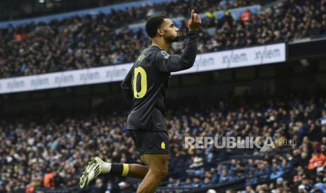 Penyerang Everton Iliman Ndiaye merayakan golnya ke gawang Manchester City dalam pertandingan Liga Primer Inggris di Stadion Etihad, Manchester, Kamis (26/12/2024) malam WIB.