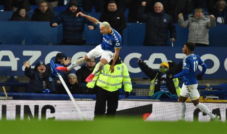 Penyerang Everton Richarlison berselebrasi menendang tiang bendera sudut selepas menjebol gawang Arsenal dalam pertandingan Liga Primer Inggris di Goodison Park, Selasa (7/12) dini hari WIB. Everton mengalahkan Arsenal 2-1.