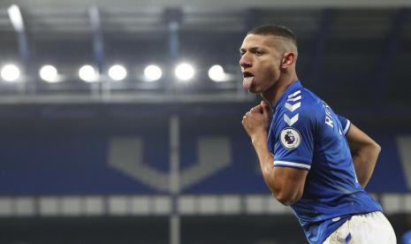 Penyerang Everton Richarlison merayakan golnya ke gawang Southampton dalam lanjutan Liga Primer Inggris, Selasa (2/3) WIB.