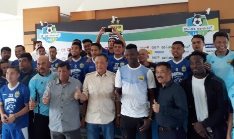 Penyerang Ezechiel N'Duoassel (ketiga dari kanan bawah) bersama pengurus dan sejumlah pemain Persib.