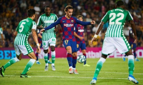 Penyerang FC Barcelona Antoine Griezmann (C) beraksi pada laga LaLiga Spanyol antara FC Barcelona dan Real Betis di Stadion Camp Nou, Barcelona, Katalunya, Spanyol, Senin (26/8) dini hari WIB. 