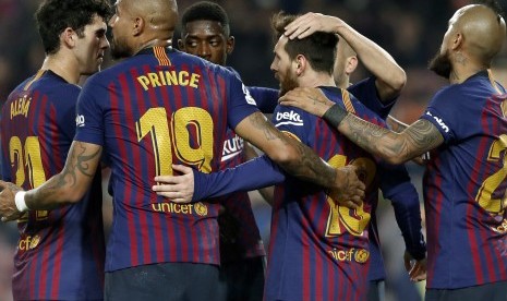 Penyerang FC Barcelona Leo Messi (2-R) merayakan dengan rekan satu timnya setelah mencetak gol pada pertandingan LaLiga Spanyol antara FC Barcelona dan Real Valladolid di Camp Nou, 16 Februari 2019.