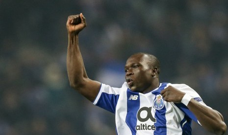 Penyerang FC Porto Vincent Aboubakar bereaksi setelah mencetak satu gol melawan Monaco FC saat pertandingan Grup G Liga Champions UEFA di Stadion Dragao, Porto, Portugal, Kamis (7/12) dini hari WIB. 