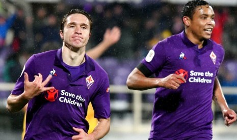 Penyerang Fiorentina Enrico Chiesa (kiri) merayakan golnya ke gawang AS Roma pada laga perempat final Coppa Italia.