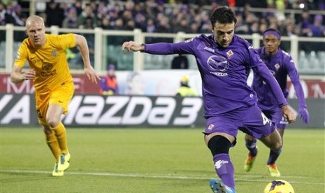 Penyerang Fiorentina, Giuseppe Rossi, saat mencetak gol lewat titik putih ke gawang Hellas Verona di ajang Serie A Italia.