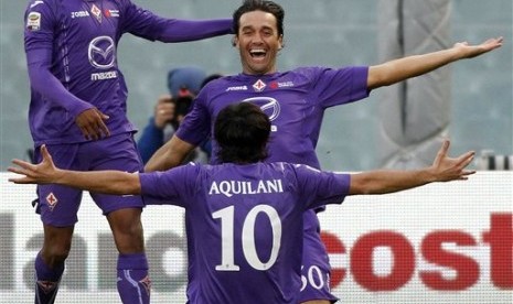 Penyerang Fiorentina, Luca Toni, merayakan golnya ke gawang Atalanta dengan dua rekannya, Alberto Aquilani dan Juan Cadrado. Partai yang dihelat di Artemio Franchi, Ahad (18/11) malam itu dimenangi La Viola dengan skor 3-1.