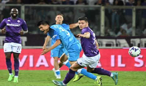 Penyerang Fiorentina Luka Jovic (kanan) berebut bola dengan bek Napoli asal Korea Selatan Kim Min-jae dalam pertandingan Serie A Liga Italia di Artemio Franchi, Senin (29/8/2022) dini hari WIB. Laga kedua tim berakhir imbang 0-0.