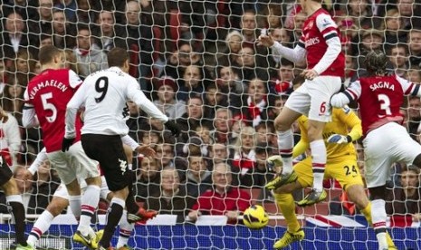 Penyerang Fulham, Dimitar Berbatov, saat mencetak gol ke gawang Arsenal di Emirates Stadium, Sabtu (10/11) malam. Pertandingan tersebut berakhir imbang 3-3. 