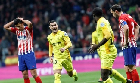 Penyerang Girona Seydou Doumbia (kedua kiri) merayakan gol bersama Borja Garcia (kedua kanan) setelah mencetak gol penyeimbang 3-3 ke gawang Atletico Madrid 3-3 dalam laga Copa Del Rey.