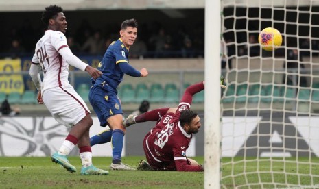 Penyerang Hellas Verona, Mariusz Stepinski, mencetak gol ke gawang Torino dalam pertandingan Liga Italia di Stadion Marcantonio Bentegodi, Verona, Ahad (15/12).