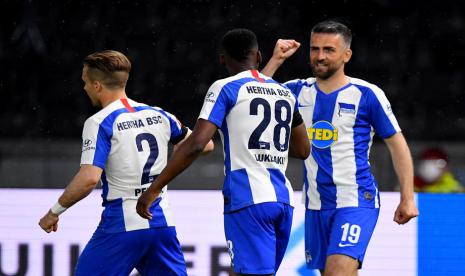 Penyerang Hertha Berlin Vedad Ibisevic (kanan) merayakan gol bersama rekannya Dodi Lukebakio (C) setelah menjebol gawang Union Berlin di Olympiastadion, Berlin pada laga Bundesliga, Sabtu (23/5) dini hari WIB.