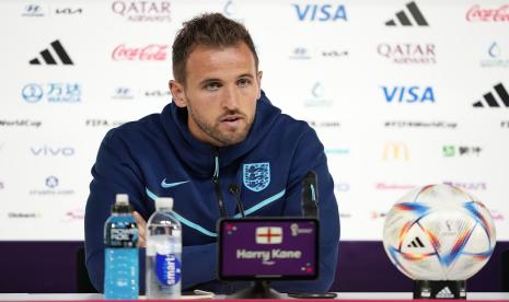 Penyerang Inggris Harry Kane berbicara kepada media saat konferensi pers di Pusat Konvensi Nasional Qatar menjelang pertandingan sepak bola Piala Dunia grup B antara Inggris dan Iran, di Doha, Qatar, Ahad, 20 November 2022. 