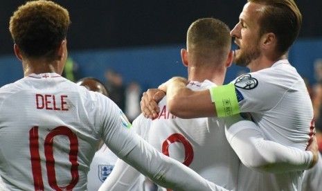 Penyerang Inggris Harry Kane (kanan) merayakan golnya ke gawang Montenegro.