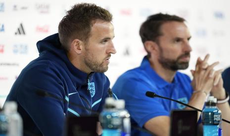 Penyerang Inggris Harry Kane, kiri, dan manajer Gareth Souhgate berbicara kepada media saat konferensi pers di Pusat Konvensi Nasional Qatar pada malam pertandingan sepak bola Piala Dunia grup B antara Inggris dan Iran, di Doha, Qatar, Ahad, 11 November 2018. 20, 2022. 