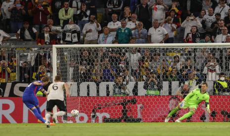 Penyerang Inggris Harry Kane (kiri) mencetak gol penalti ke gawang Jerman dalam laga UEFA Nations League.