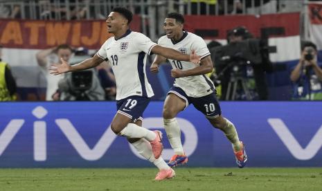 Penyerang Inggris Ollie Watkins (kiri) merayakan golnya ke gawang Belanda yang menjadi penentu kemenangan the Three Lions 2-1 di semifinal Euro 2024 di Signal Iduna Park, Dortmund, Kamis (11/7/2024) dini hari WIB.