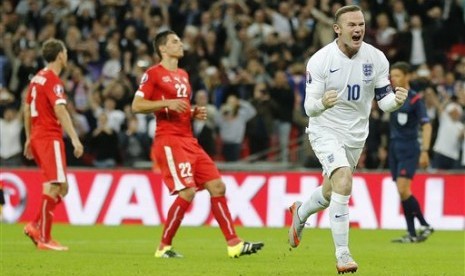 Penyerang Inggris, Wayne Rooney saat mencetak gol ke gawang Swiss pada laga kualifikasi Piala Eropa 2016 Grup E