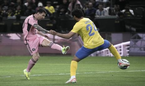 Penyerang Inter Miami Lionel Messi (kiri) melepaskan tendangan saat timnya menghadapi Al Nassr dalam laga Riyadh Season Cup, Jumat (2/2/2024) dini hari WIB. Inter Miami takluk 0-6 dari Al Nassr.